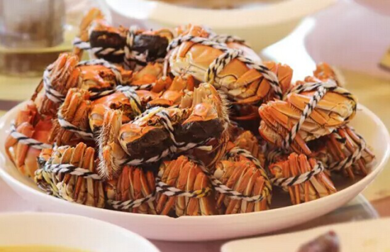 买菜遭调包 大闸蟹变烂山芋